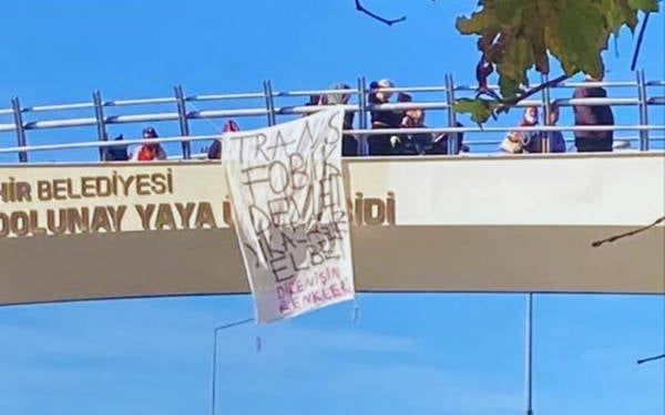 Direnişin Renkleri, hormon ilaçlarının dağıtımının kısıtlanmasını protesto etti