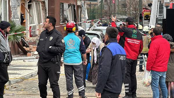 Beylikdüzü'nde 14 katlı binada patlama: 1 ölü, 3 yaralı