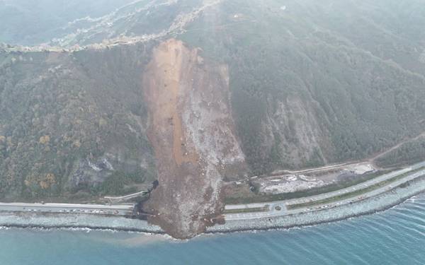 Artvin Arhavi'de heyelan: Karadeniz Sahil Yolu çift yönlü trafiğe kapandı