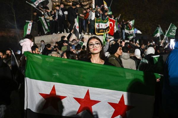 /haber/in-photos-syrians-across-turkey-celebrate-fall-of-baath-regime-302523