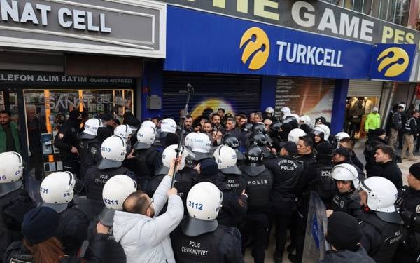 /haber/polis-vanda-gazetecilerin-oldurulmesini-protesto-edenlere-saldirdi-31-kisi-gozaltinda-302890