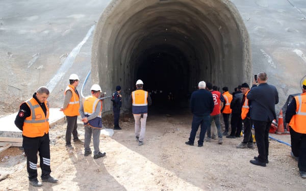 /haber/kayseri-de-tunel-santiyesinde-iscilerin-uzerine-kaya-dustu-305300