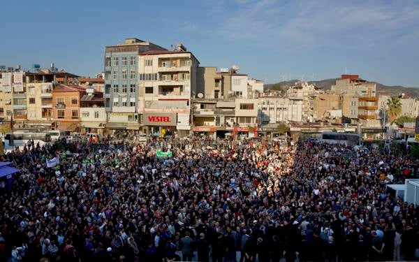 Binler, Suriye'deki Alevi katliamlarına karşı Samandağ'da alandaydı