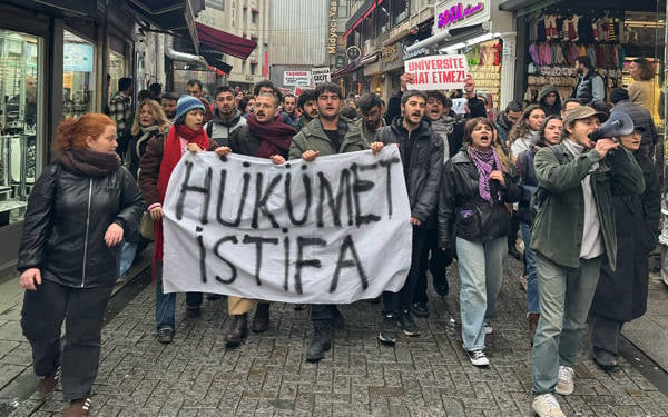 İstanbul’da üniversitelilerden eylem: "Kurtuluş sokakta, sandıkta değil"