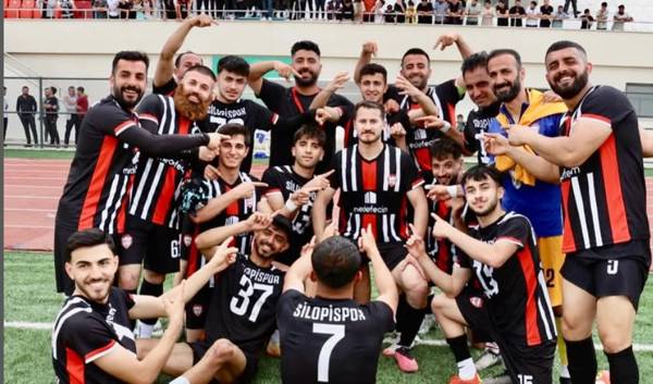 Sahaya giren polis müdürü sporculara saldırdı