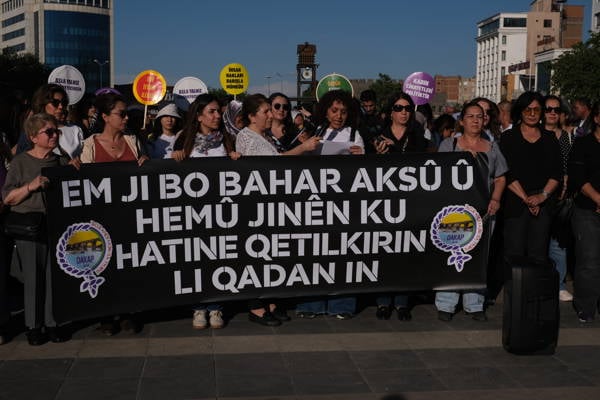 "Em ji bo Bahar Aksû û hemû jinen ku hatine qetilkirin li qadan in"