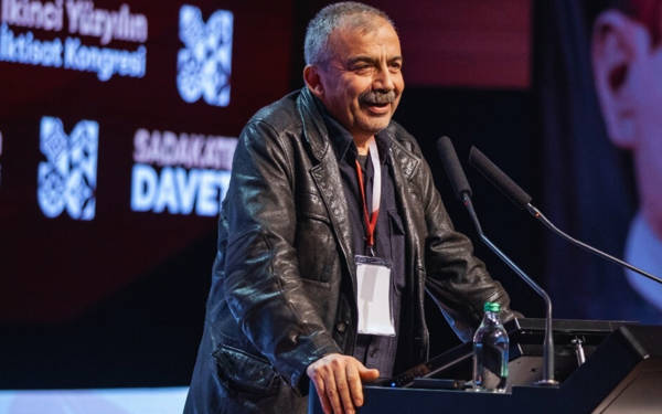 "El verin dostlar kaldıralım ölümüzü, kaldıralım ölümüzle bütün ölümleri"