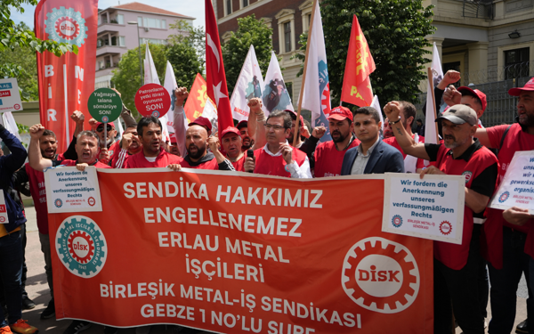 Erlau işçileri Almanya Başkonsolosluğu önünde: Patronların kölesi olmayacağız