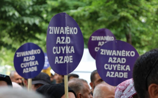 Cejna Zimanê Kurdî li gelek bajaran hat pîrozkirin