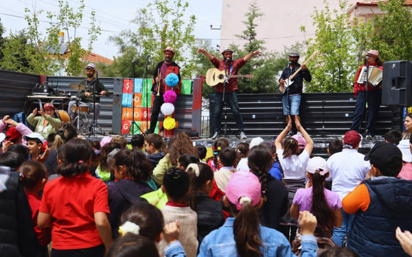 "Çocuklar için çalışma yapanlar iki dil bilmeli"