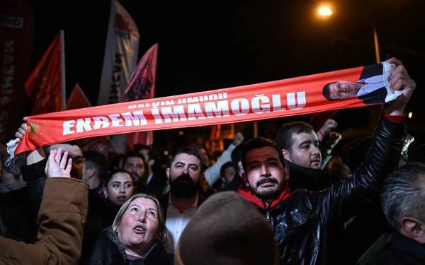 How many people have been arrested in the Istanbul Municipality operations?