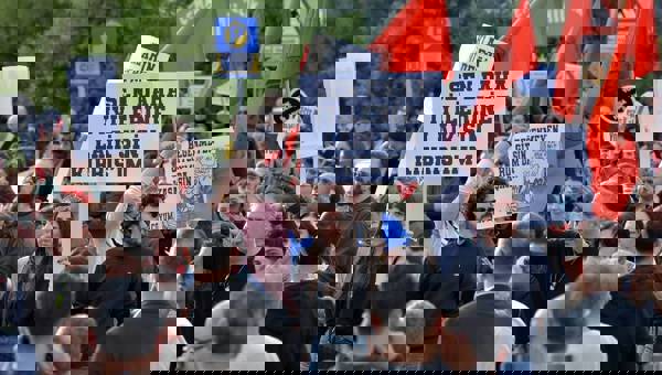 Kuzey Kıbrıs'ta 'başörtüsü tüzüğü" protestosu sürüyor