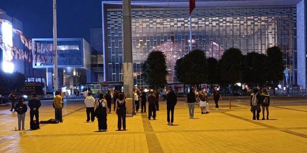 'Duran insanlar' bir kez daha Taksim'deydi