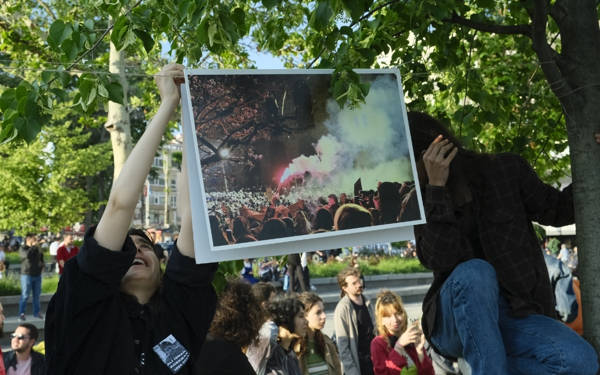 ‘12 Barikat’ sergisine polis engeli: 17 esere el konuldu