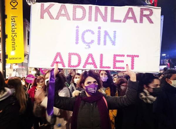 Kadınlar mücadele ediyor, erkek şiddeti yargılanıyor