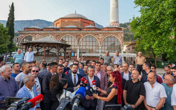 /haber/ozgur-ozelden-erdogana-magdur-oldum-dedigi-ne-varsa-bin-fazlasini-yapiyor-308121