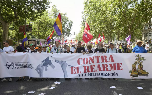 Madrid'de halk savaşa ve silahlanmaya karşı yürüdü