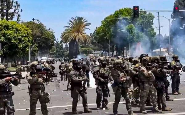 /haber/abd-trump-los-angeles-ta-gostericilerin-uzerine-asker-gonderiyor-308172