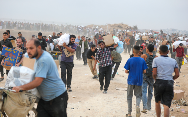 /haber/gazzede-siviller-yardim-dagitim-merkezinde-yogun-saldiriya-maruz-kaliyor-308164