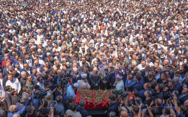 /haber/manisa-ferdi-zeyreke-ciceklerle-veda-etti-cocuklari-bize-emanet-308216
