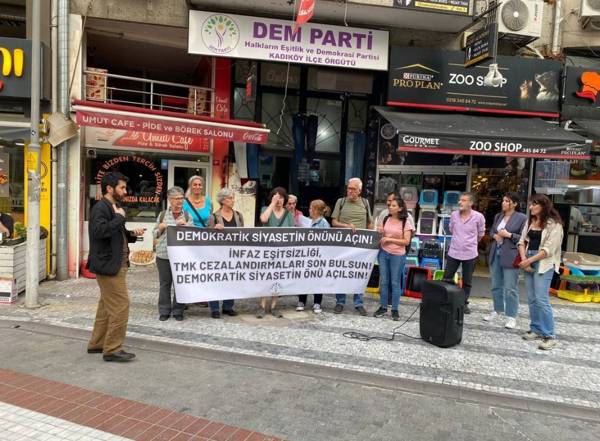 /haber/dem-partiden-yargi-paketi-protestosu-hasta-mahpuslar-gormezden-geliniyor-308250
