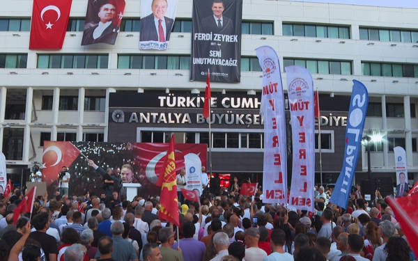 /haber/chp-henuz-tutuklanmayan-belediye-baskanlarini-ankaraya-cagirdi-309208