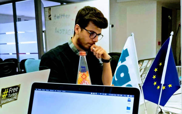 Gazeteci Oğuz Bakır, ‘Beyaz Toros maketli savcı' paylaşımı nedeniyle ev hapsine çarptırıldı