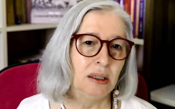 Berrin Sönmez Diyanet'in başörtüsü zorunluluğu dayatmasına, başını açarak meydan okudu