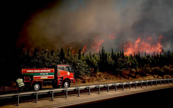 Çanakkale: Orman yangını büyüyor, köyler boşaltılıyor, Boğaz trafiğe kapatıldı