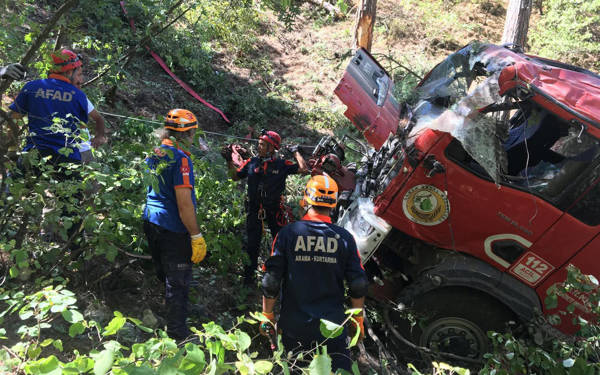Osmaniye'de yangına müdahale etmeye giden arazöz devrildi