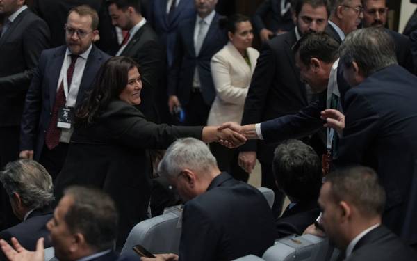 CHP’den istifa eden Özlem Çerçioğlu AKP’ye katıldı