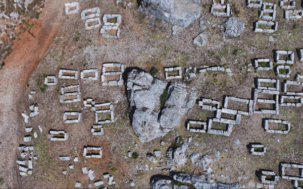 /haber/sillyon-antik-kentinde-roma-donemine-ait-dort-mezar-bulundu-310553