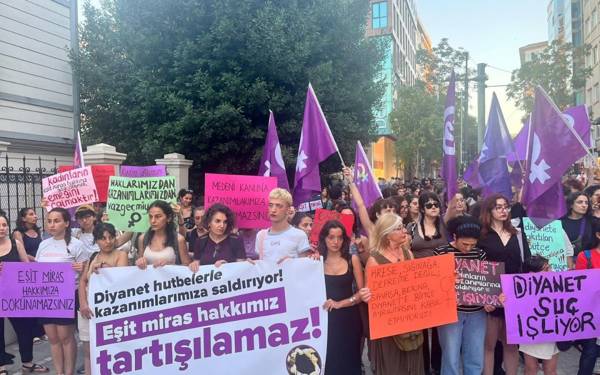 /haber/kadinlar-birlikte-guclu-esit-miras-hakkimiz-tartisilamaz-310663