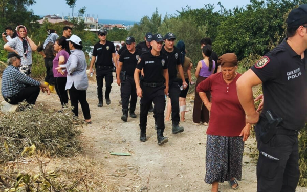 Samandağ'daki TOKİ projesine karşı halk, kepçelerin önüne geçti