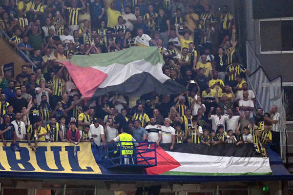 Fenerbahçe fans protest Israel during Champions League playoff match