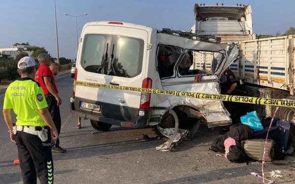 Mersin'de öğrencileri taşıyan minibüs tıra çarptı: Biri çocuk iki kişi hayatını kaybetti