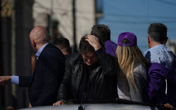 Arjantin'de yolsuzluk skandalı: Milei seçim kampanyasında taşlandı