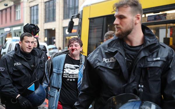 /haber/polis-berlinde-filistine-destek-eylemine-saldirdi-310930