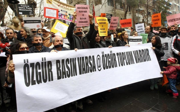 /haber/dfgye-gore-turkiyede-33-gazeteci-hapis-durumda-311036