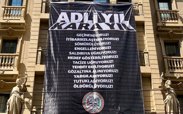 /haber/istanbul-barosu-ndan-adli-yilin-ilk-gununde-kara-yil-protestosu-311023