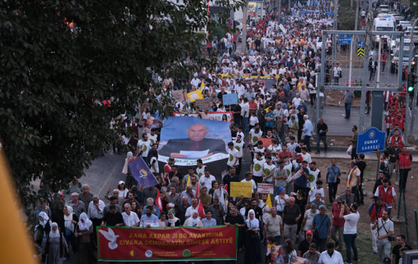 1ê Îlonê: Li Amedê bi deh hezaran kes meşiyan