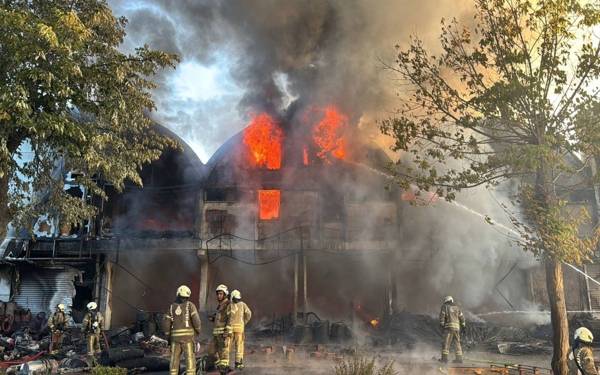 İSTOÇ Ticaret Merkezi'nde yangın  çıktı