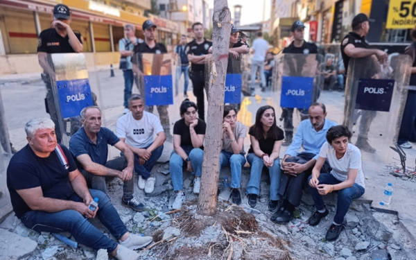 Kayyım atanan Batman Belediyesi, ağaçları kesti