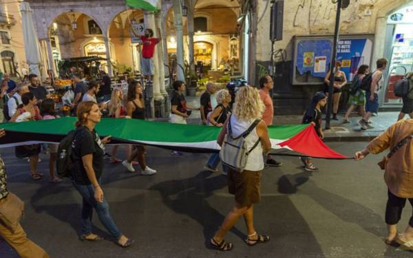 /haber/italyada-binlerce-kisi-filistin-ve-kuresel-sumud-filosuna-destek-icin-yurudu-311129