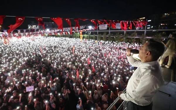 Özgür Özel Zeytinburnu'da halka seslendi: "Ya tarihe geçeriz ya defolup gideriz, teslim olmak yok"