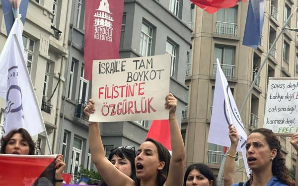 Kadınlar polis ablukasında haykırdı: Soykırıma karşı mücadelemiz ortak