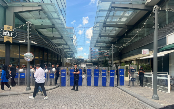 CHP İstanbul İl Başkanlığı ablukada: Polis biber gazıyla CHP'lileri dışarı çıkarıp, Tekin'i içeri aldı