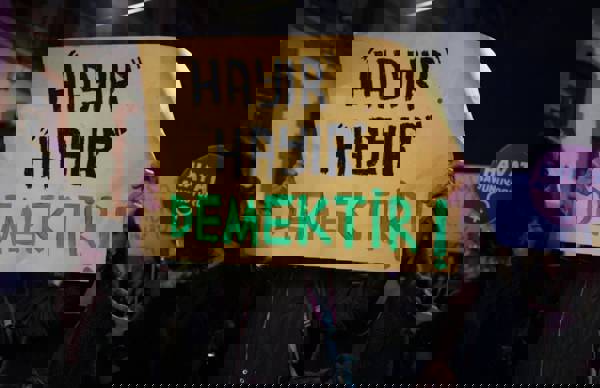 /haber/sarkici-ece-seckin-i-tehdit-eden-erkek-gozaltina-alindi-311338