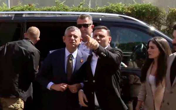 /haber/chp-ablukayi-kirdi-ozgur-ozel-ve-ozgur-celik-calisma-ofisi-ne-yerlesti-311415