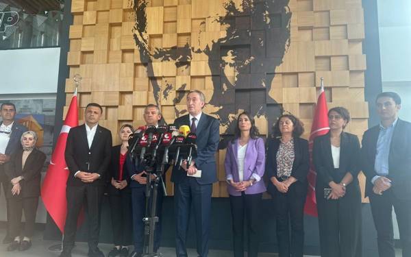 Bakırhan: Antidemokratik uygulamalar barışın tartışıldığı süreçte tıkaç rolü oynuyor